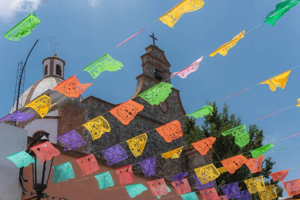 Renkli sokaklar, bayraklar, Tequisquiapan, arka planda kilise 