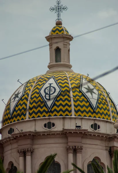 メキシコのハリスコにあるテパティタン モレロスの教会のドームは 通りのケーブルの後ろから見えます — ストック写真