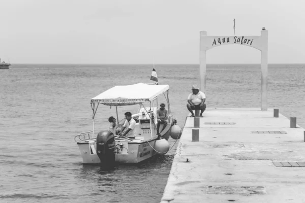 Λιμάνι Της Πόλης Μεξικάνικη Καραϊβική Νησί Βάρκα Τους Ανθρώπους Κοντά — Φωτογραφία Αρχείου
