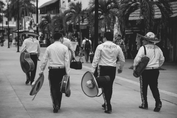 Yürüyen insanlar yolda, Cozumel Adası Caddesi manzaralı, Karayipler, Meksika Mariachis