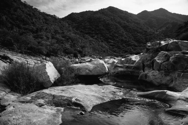 Blanco Negro Montañas Piscina Natural Rodeada Naturaleza Baja California México — Foto de Stock