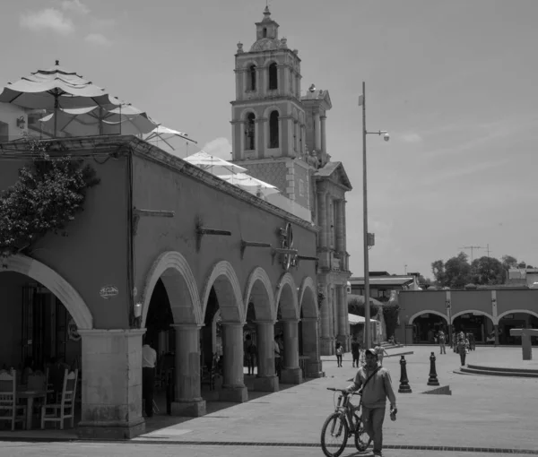 Siyah Beyaz Queretaro Meksika Tekisquiapan Caddesi Bisikletli Yürüyen Insanlarla — Stok fotoğraf