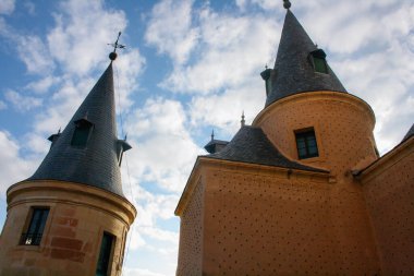 Segovia mimarisi ve bulutlu mavi gökyüzü 