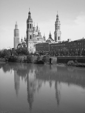 İspanya 'nın kuzeyindeki Zaragoza' da bulunan Bazilika del Pilar, kilise katedrali