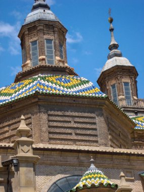 İspanya 'nın kuzeyindeki Zaragoza' da bulunan Bazilika del Pilar, kilise katedrali