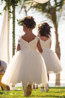 Düğün törenlerinde, çiçekçi kızların çiçek yaprakları saçmasıyla karşılaştırılabilecek bir rol olan yüzükleri taşımak için genellikle bir sayman çocuk sembolik bir görevli olarak kullanılır..