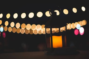 Güzel bir mum fotoğrafı, süs eşyası dekoratif bir amaca hizmet eden, genellikle çiçeklerden, mumlardan veya meyvelerden yapılmış, bir düğün resepsiyonunun büyük bir parçasıdır.