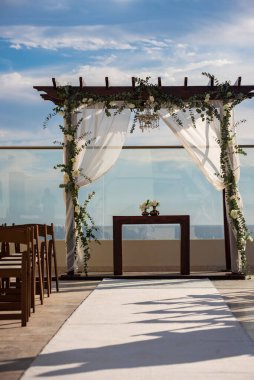 deniz suyu ve sahil düğün kemeri masa ve dekorasyonlu.