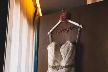 Güzel gelinlik askıda 