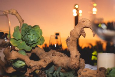 Bir süs, genellikle çiçeklerden, mumlardan ya da meyvelerden yapılan dekoratif bir amaca hizmet eden merkezi bir nesnedir.