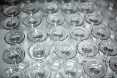 Baş aşağı dizilmiş şarap kadehleri