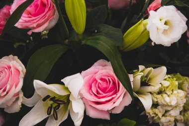 Düğün çiçekleri, güller, güller ve zambak çiçekleri