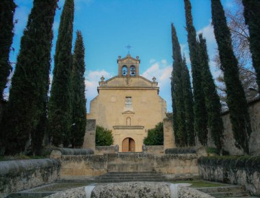 İspanyol şehrinin seyahat fotoğrafı, Segovia mimarisi ve ağaçları, mavi gökyüzü. 