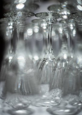 Makro, şarap kadehlerini ters çevir.