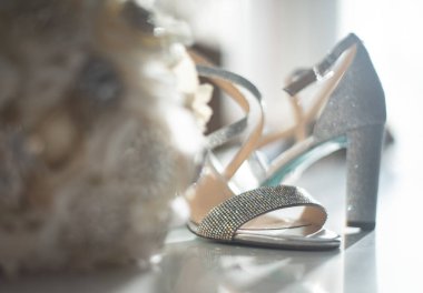 Düğün ayakkabıları, gelinlik / damat düğün gününün çok önemli bir aksesuarıdır. Kıyafet, kıyafet, tarz, renk ve boy kültüre bağlıdır.