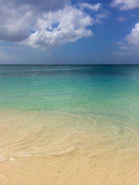 Güzel Karayip turkuvazı berrak su ve bulutlu gökyüzü 