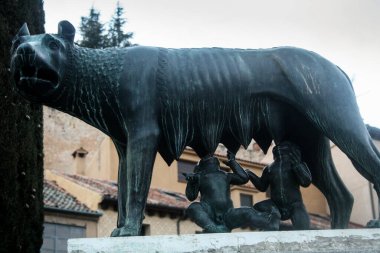Segovia, Kastilya ve Len, İspanya - Loba Capitolina 'nın en ikonik heykellerinden biri su kemerinin önünde duruyor 