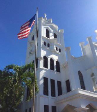 Beyaz kilise ve ABD bayrağı direkte, Key West Kilisesi, Florida