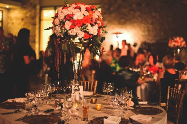 Düğün çiçekleri restorandaki masada.
