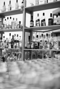 Bar konsepti, şişeler, siyah beyaz