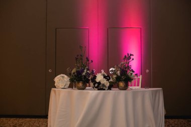 Düğün masası süsleme seti, dekoratif bir amaca hizmet eden, genellikle çiçekler, mumlar veya meyvelerden yapılmış, bir düğün resepsiyonunun büyük bir parçasıdır.