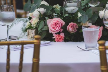 Düğün çiçekleri masada, gözlüklü.