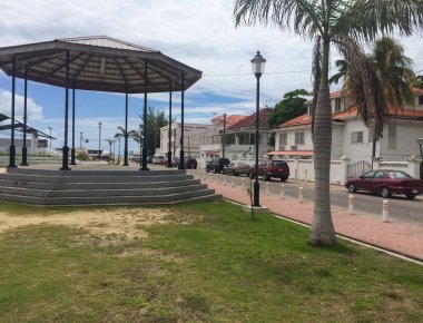 Belize Şehri - kereste kampı ve maun için ihracat merkezi 1600 'lerde. Mayaların asıl sakinlerinden sonra İngiliz ve İskoç Korsanlar geldi.