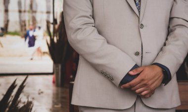 Önce düğün, sonra kilise.