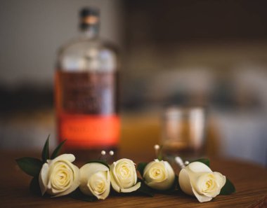 Yaka çiçeği, genellikle smokin ya da takım elbise ceketinin yakasına takılan tek bir çiçek ya da tomurcuktur..