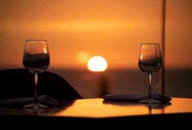 Güzel bir günbatımında şarap bardakları