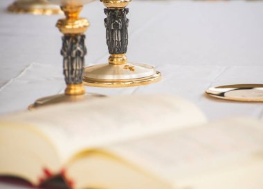 Roma Katolik Kilisesi, İncil kitabı ve fincanları
