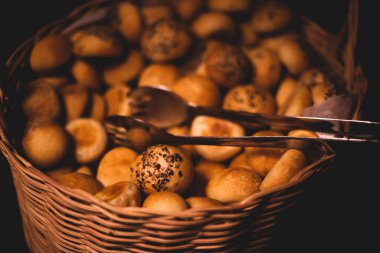 Sepette sağlıklı organik ekmek parçaları