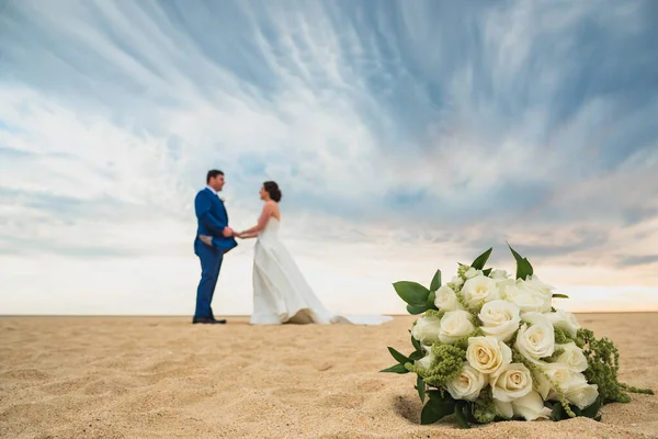 Pareja Enamorada Cogida Mano Playa —  Fotos de Stock