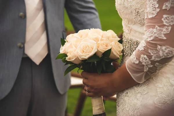 Gyönyörű Esküvői Ruha Menyasszony Gazdaság Virágok Csokor Vőlegény Mellett Áll — Stock Fotó