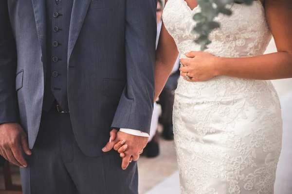Γαμπρός Και Νύφη Στην Αγάπη Κρατώντας Χέρια Στην Γαμήλια Τελετή — Φωτογραφία Αρχείου