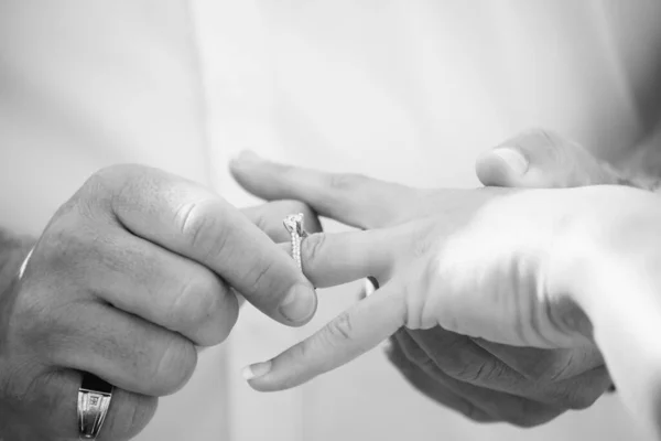 사랑하는 손잡고 결혼식에 반지를 결혼하는 — 스톡 사진