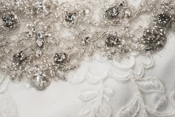 白色漂亮婚纱 花边织物 镶嵌宝石钻石 — 图库照片