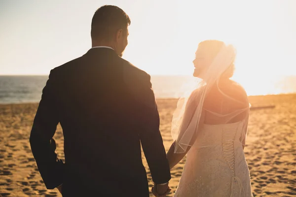 Verliebtes Paar Vor Sonnenuntergang Händchen Haltend — Stockfoto