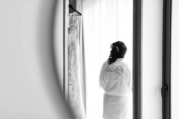 Novia Mujer Habitación Vestido Percha Negro Foto Blanca — Foto de Stock