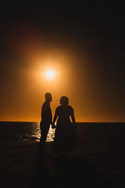 Couple Amoureux Contre Coucher Soleil Ciel Tenant Main — Photo