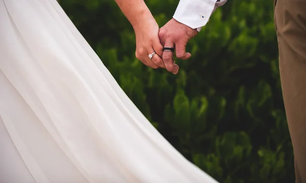 Sposo Sposa Innamorati Che Tengono Mano Cerimonia Matrimonio Vista Parziale — Foto Stock