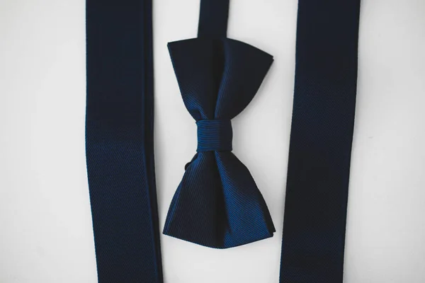 领结是一种领结 现代领结领带是用一种普通的鞋带结捆扎在衬衫领子上 以对称的方式使两端形成环圈 — 图库照片