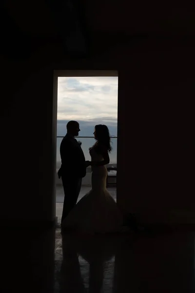 Birbirine Aşık Çiftler Ele Tutuşur Kapının Önünde Durur Arka Planda — Stok fotoğraf