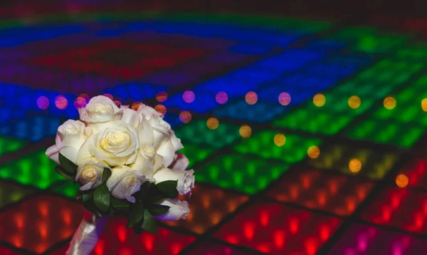 Düğün Çiçekleri Beyaz Güller Yerde Renkli Ampuller — Stok fotoğraf