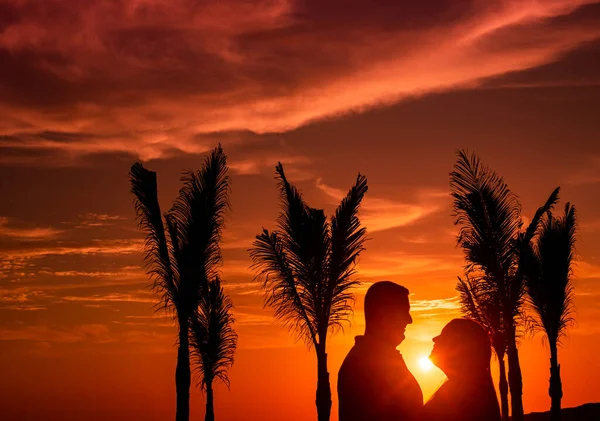 Couple Amoureux Contre Coucher Soleil Ciel Sur Plage Avec Des — Photo