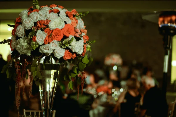 Hochzeitsstrauß Blumen Vase Tisch — Stockfoto