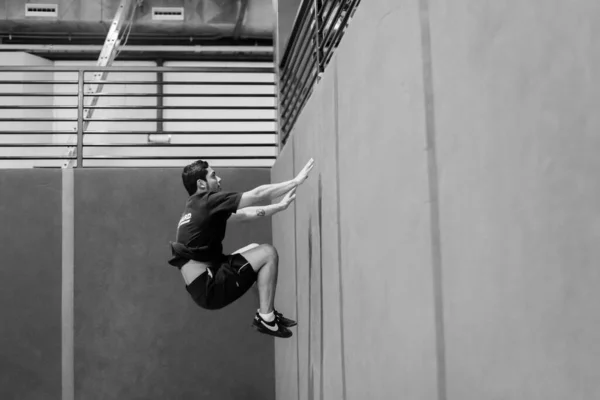 Parkour Sportsman Jumping Wall Bianco Nero — Foto Stock