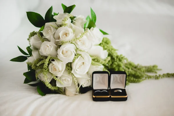 Flores Casamento Anéis Noivado — Fotografia de Stock
