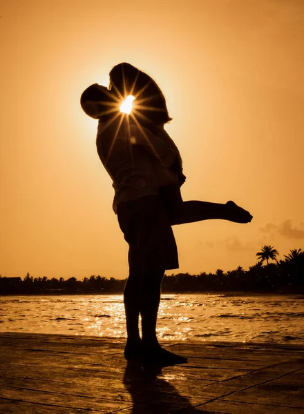 Casal Apaixonado Contra Pôr Sol Céu Beijando — Fotografia de Stock