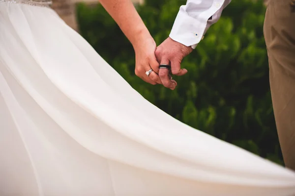 Noivo Noiva Amor Mãos Dadas Cerimônia Casamento Vista Parcial — Fotografia de Stock